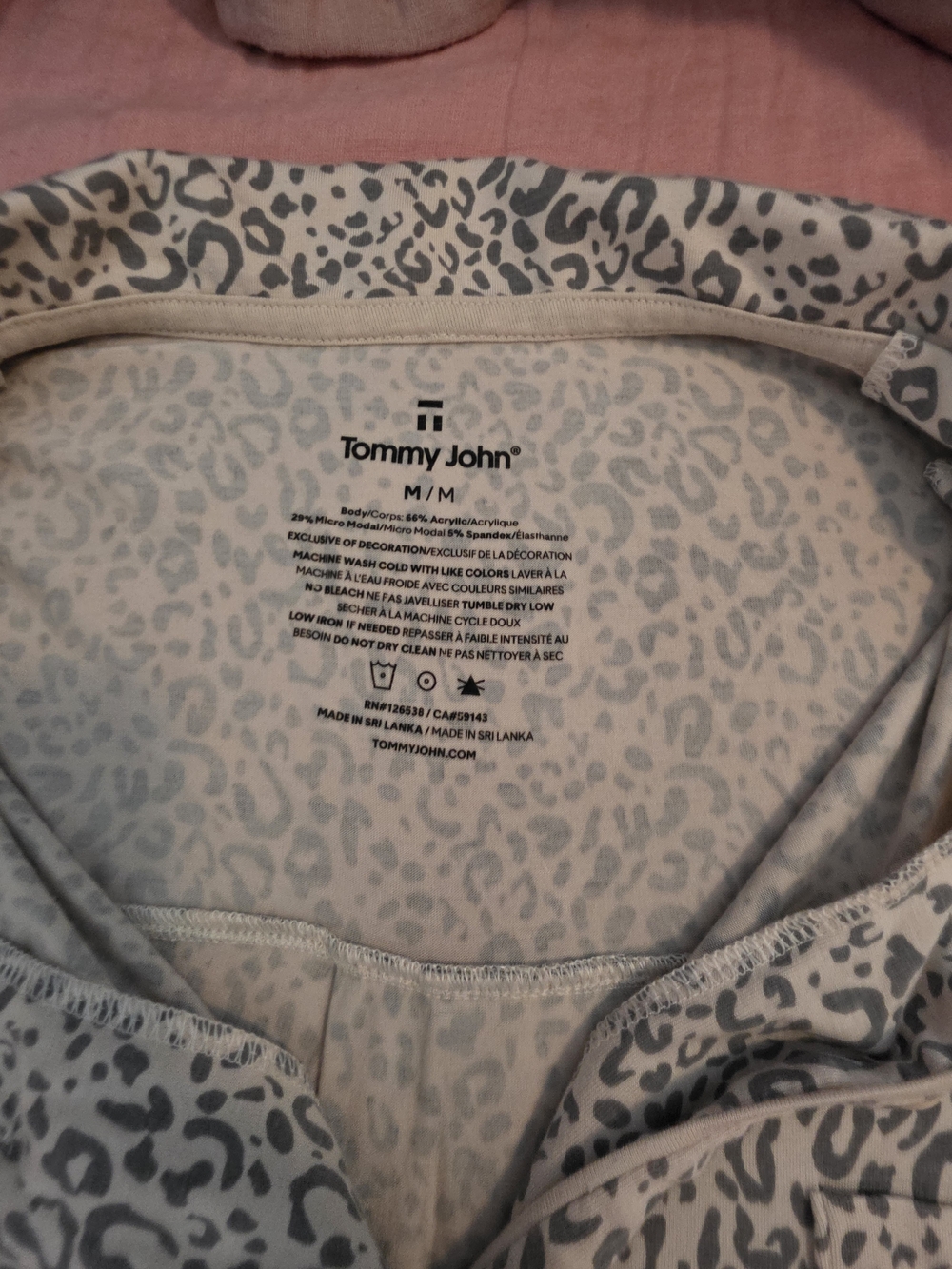Tommy John Women's Pale Gray & White Leopard-Print Short Pajama Set Medium - Picture 4 of 5